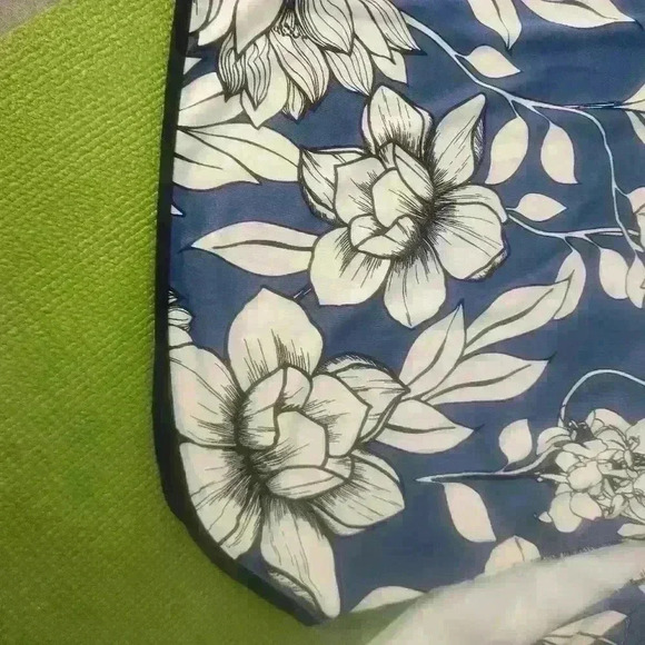 Coco Bianco belle sleeve blue white black floral polyester spandex blouse size M - Picture 3 of 11